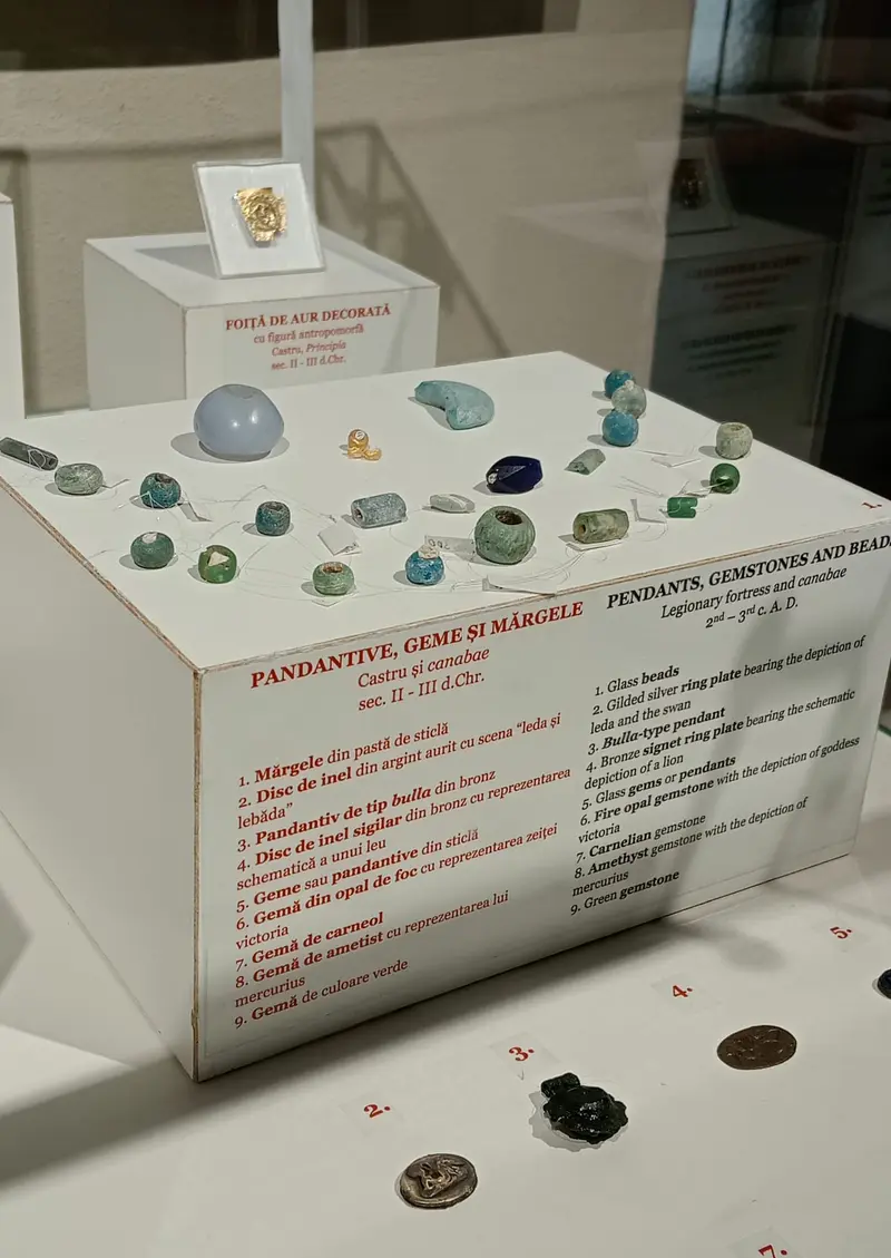 Római kori üveggyöngyök a Tordai Történeti Múzeum állandó kiállításában (a szerző fotója)