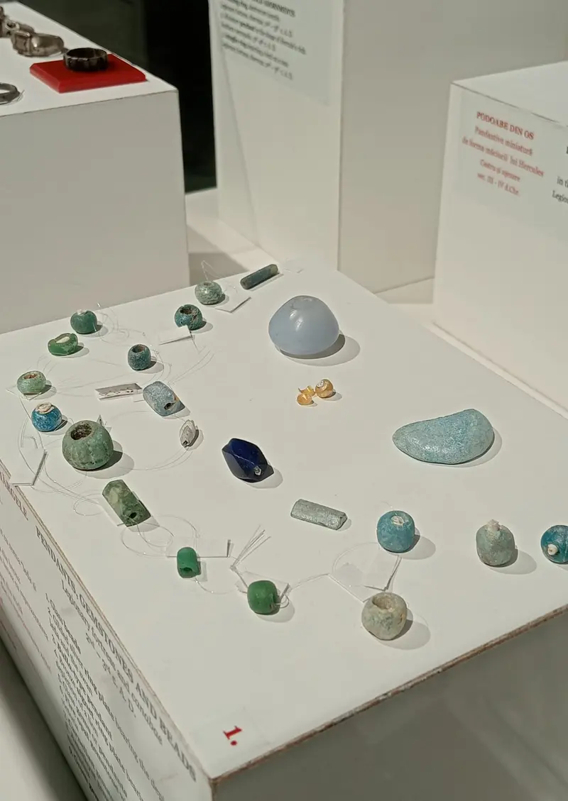 Római kori üveggyöngyök a Tordai Történeti Múzeum állandó kiállításában (a szerző fotója) II.