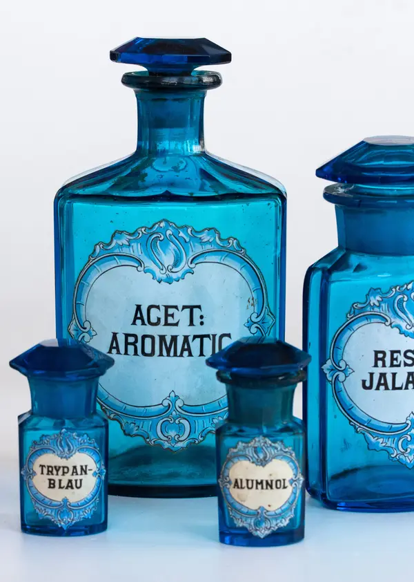 Régi patikák polcai között