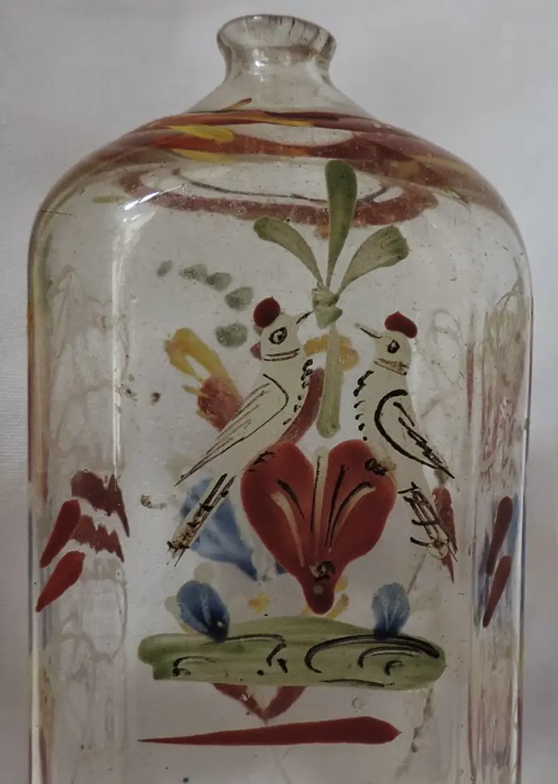 Turbékoló galambok egy másik 18. századi bájitalos üvegen. A kép forrása: mnit.ro