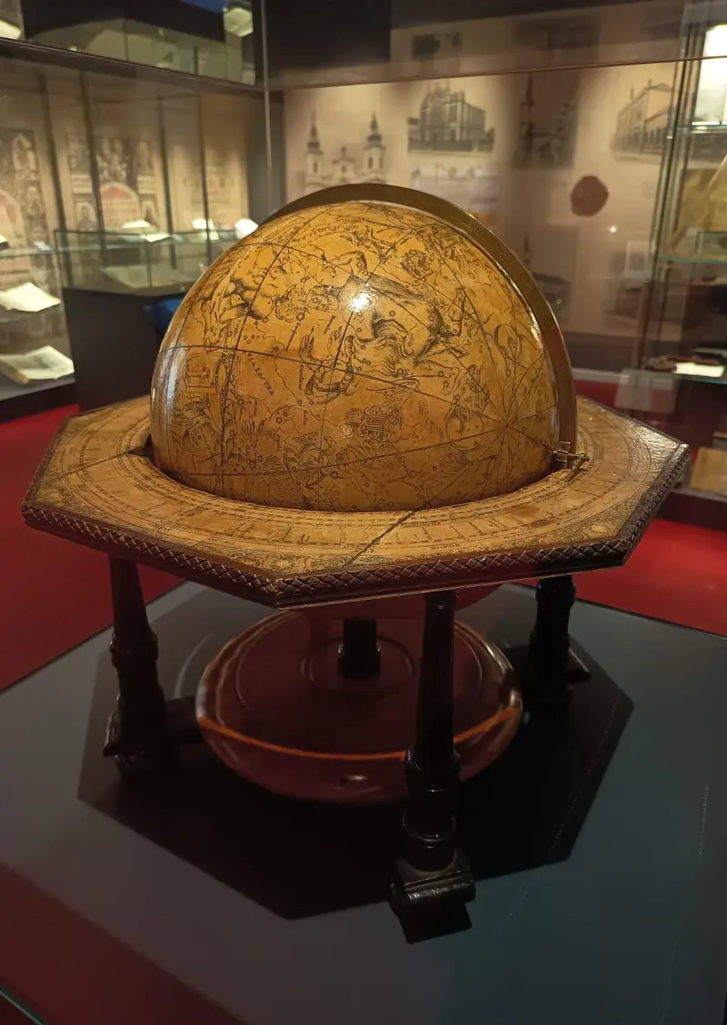 18. századi  éggömb az egykori  nagyváradi  Premontrei  Gimnázium  gyűjteményéből,  jelenleg a szintén  nagyváradi  Körösvidéki  Múzeum állandó  kiállításában. (A  szerző fotója)
